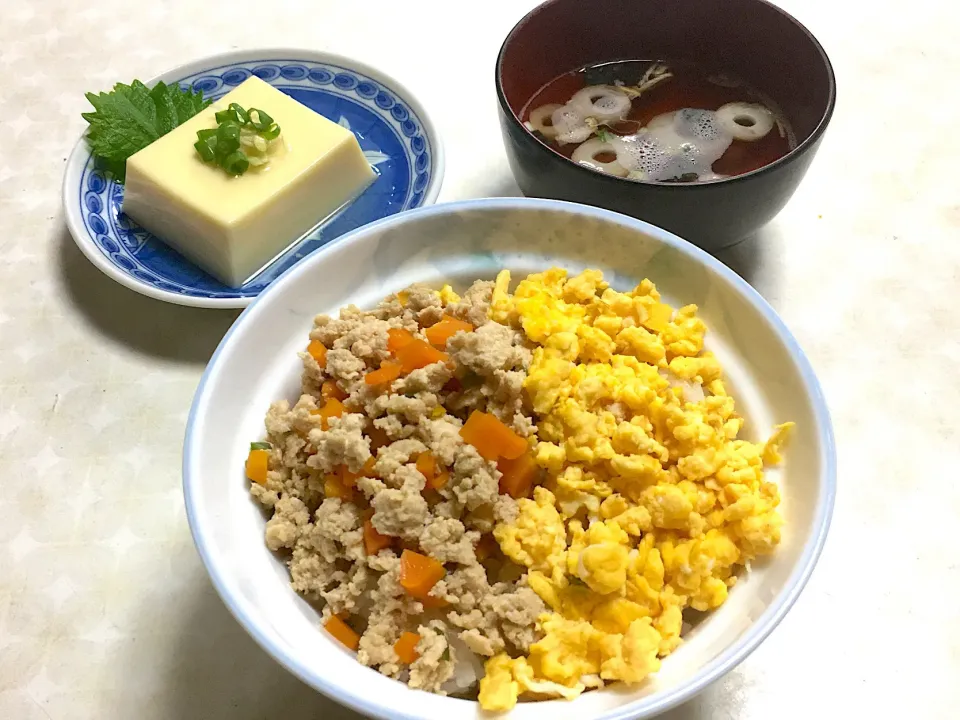 三食丼ぶり、お吸い物、卵豆腐|aさん