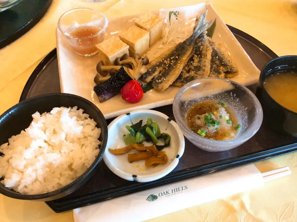 Snapdishの料理写真:ゴルフ場飯⛳️😋
鰯の唐揚げ🐟定食|アライさんさん