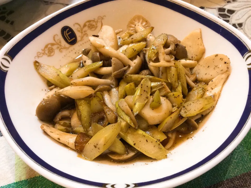 今宵は、セロリときのこ🍄のサラダ😋|アライさんさん