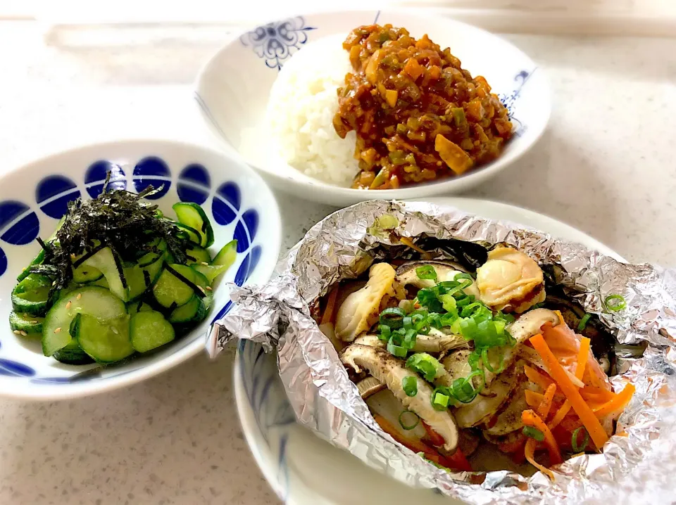 トマトと夏野菜の水なしキーマカレー🍅・帆立と鮭のバターホイル焼き・胡瓜と海苔の韓国風サラダ🥗|FKTMPさん