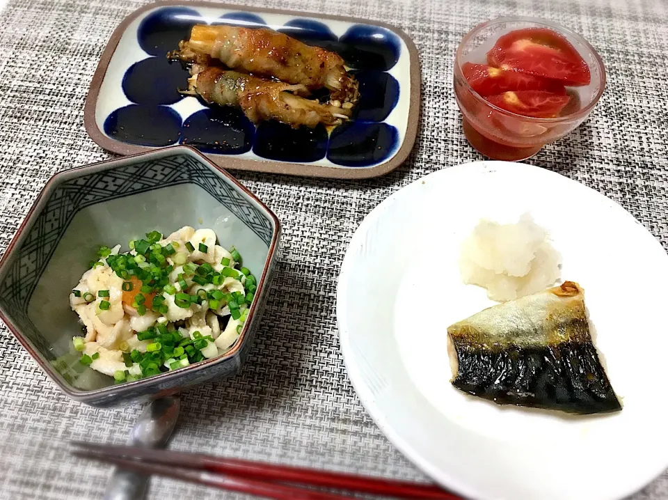 ばんごはん。鯖の塩焼き、えのきの肉巻き、トマトの出汁びたし、鶏皮ポン酢。|yukiさん