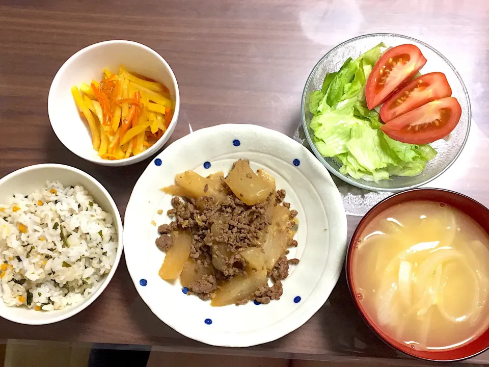 大根のそぼろ煮 じゃがいもと人参のきんぴら チョレギサラダ オニオンチーズスープ わかめご飯|おさむん17さん