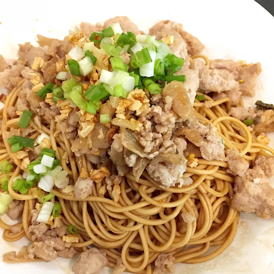 Noodles with mince pork, preserved cabbages, garlic and spring onions|Darren Loさん