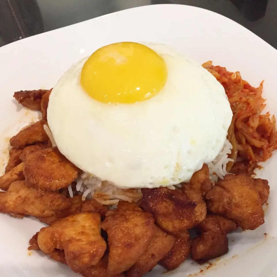 Chicken seasoned in gochujang sauce with rice, kimchi and egg|Darren Loさん