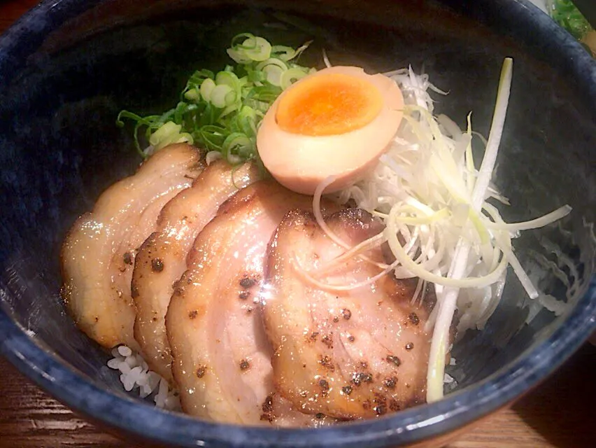 麺や老虎炙り焼きチャーシュー丼🎶|ひーちゃんさん