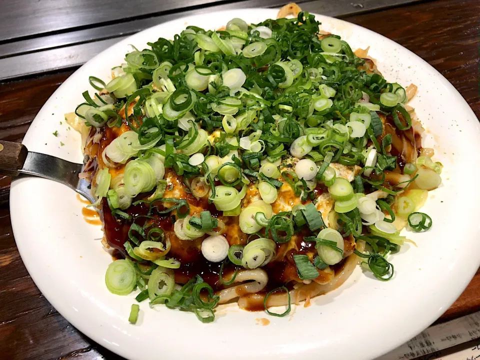 広島お好み焼きスタンダード 肉玉うどん ＋ ねぎかけ|T. Wonderさん