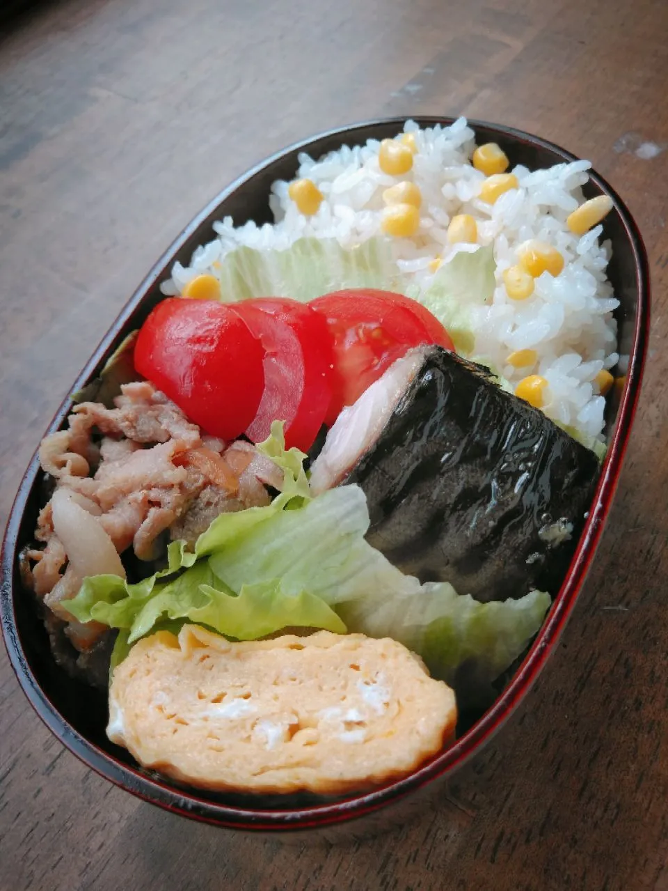 今日のお弁当
・トウモロコシの炊き込みご飯
・豚コマ生姜焼き
・出汁巻き
・塩サバ焼|akiさん