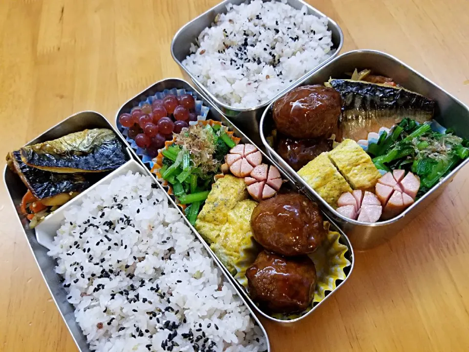 Snapdishの料理写真:8月21日鯖塩焼き　きんぴらごぼう　うずらの卵入り肉団子　玉子焼　ウインナー　小松菜おひたし　デラウェア|あけみさん