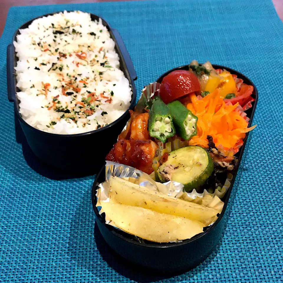 Snapdishの料理写真:今日のお弁当🍱
どんより曇り空
お弁当箱の中でも
カラフルに明るく😊

今日も頑張って
いってらっしゃい👋😊|mokoさん