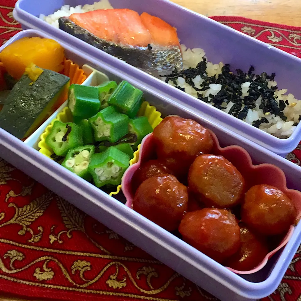 Snapdishの料理写真:ミートボールと、オクラの昆布和えと、南瓜の煮物と、焼き鮭弁当|もえさん