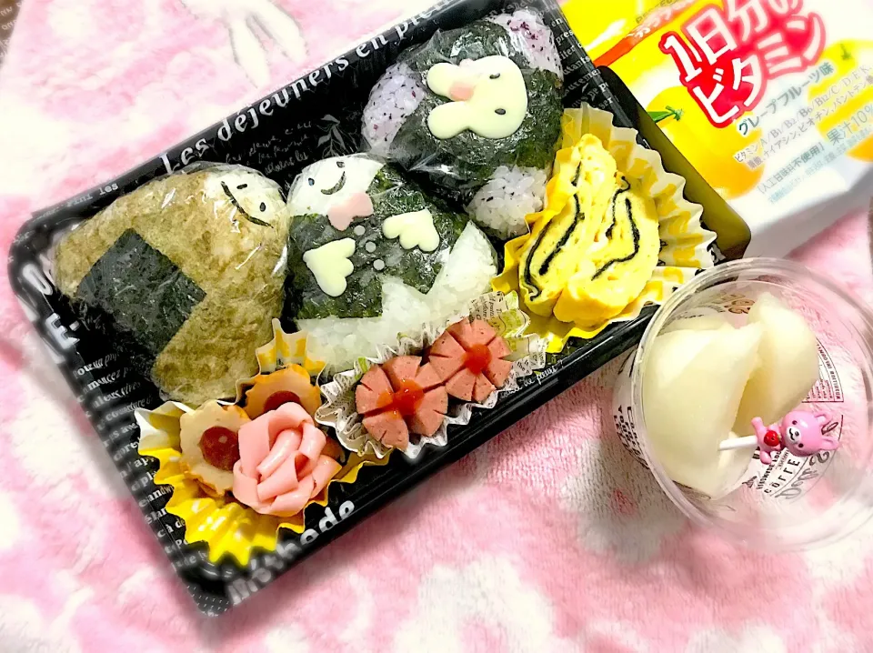 【おにぎり】弁当〜とろろ昆布おにぎり・塩昆布おにぎり・ゆかりおにぎり・ちくわカルパス・ソーセージ・海苔チーズ玉子焼き〜
 #お弁当  #おにぎり弁当  #おにぎり  #キャラ弁|華恋さん