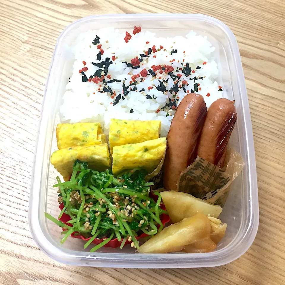 Snapdishの料理写真:火曜日の旦那さんのお弁当☺︎ #お弁当記録 #ウインナー#豆苗の胡麻和え|むさけんさん