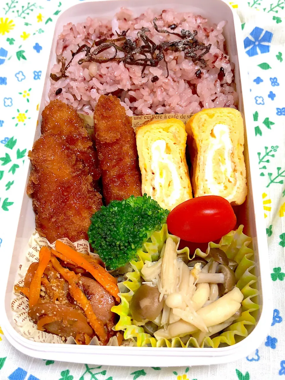 8.21☆旦那弁当
ソースカツ(冷凍食品)
卵焼き
ウィンナーと人参のハーブソルト炒め
きのこの塩コショウ炒め|のん∞さん