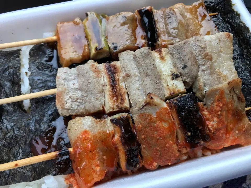 Snapdishの料理写真:やきとり弁当。確かに美味い！|KOMAさん