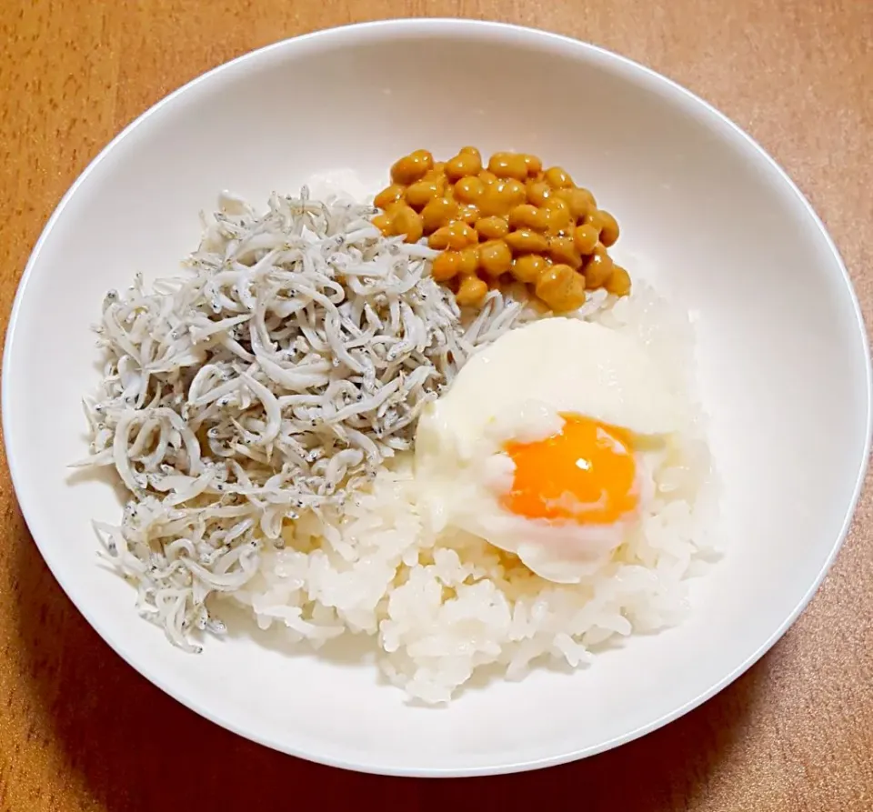 釜揚げしらす納豆温玉丼|ナナさん