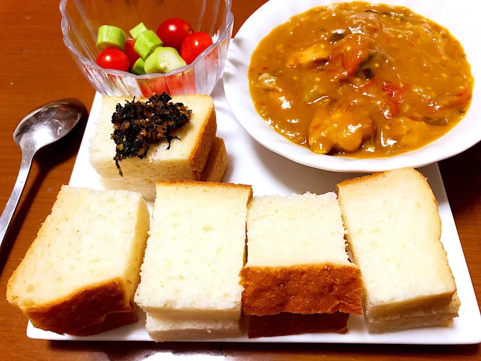 Snapdishの料理写真:トマトカレーと俺のベーカリー生食パン”香”|masasho's momさん