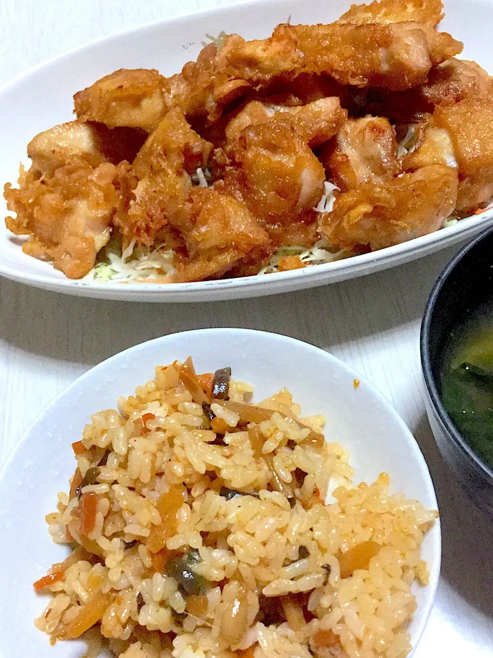 Snapdishの料理写真:唐揚げ、ビビンバ風ごはん、ほうれん草のお味噌汁|Ayaさん