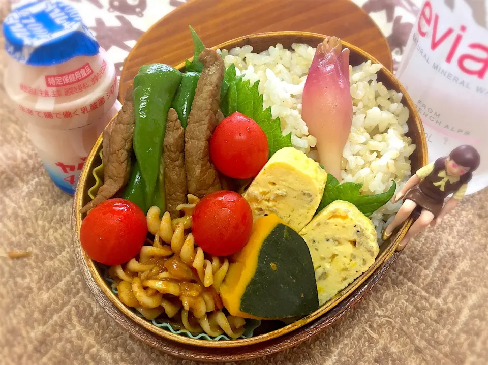 発芽玄米ブレンドご飯🍚&牛シンシンと🐂シシトウのオイスター炒め&ちりめん山椒出汁巻き玉子&トマトカレー🍅和えパスタ&かぼちゃの煮物&甘酢みょうが&大葉&プチトマトのワタシお弁当♪

 #弁当  #フチ子 #ぼっちランチ#ダーリン出張#金農お疲れ様！#準優勝🥈|桃実さん