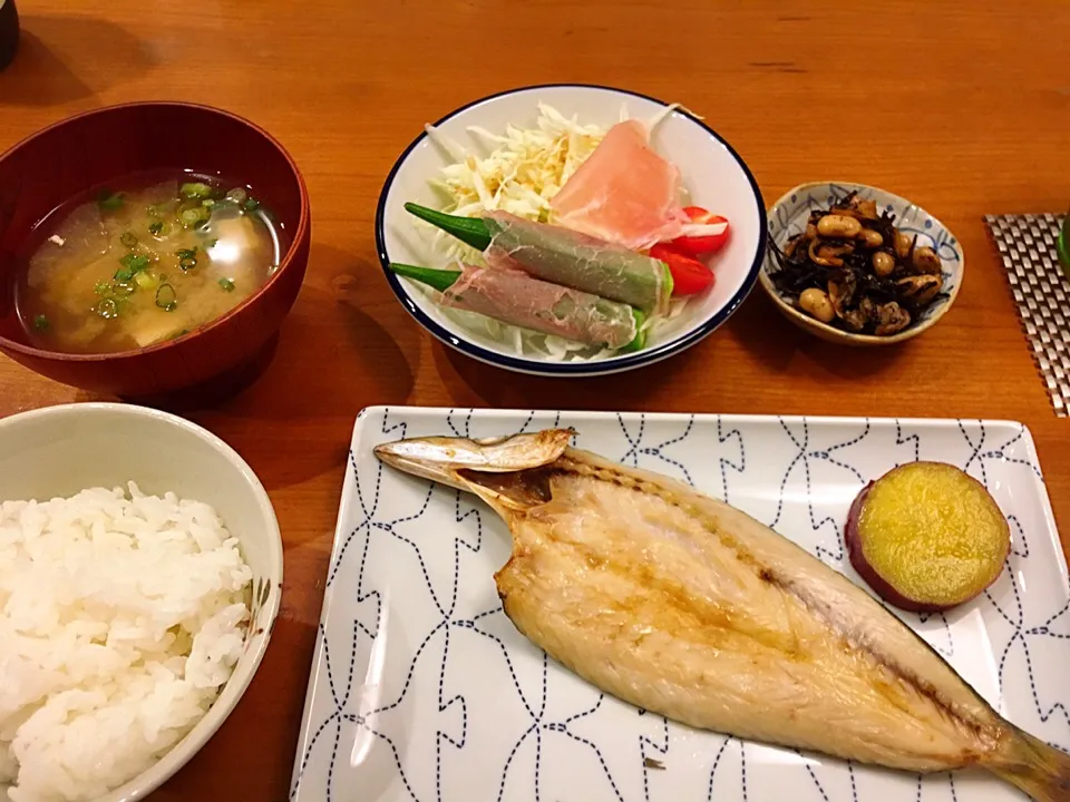 18/08/21 夕飯♪ カマス干物 薩摩芋シロップ煮 ひじきと大豆の煮物 オクラ生ハムサラダ 味噌汁|ikukoさん