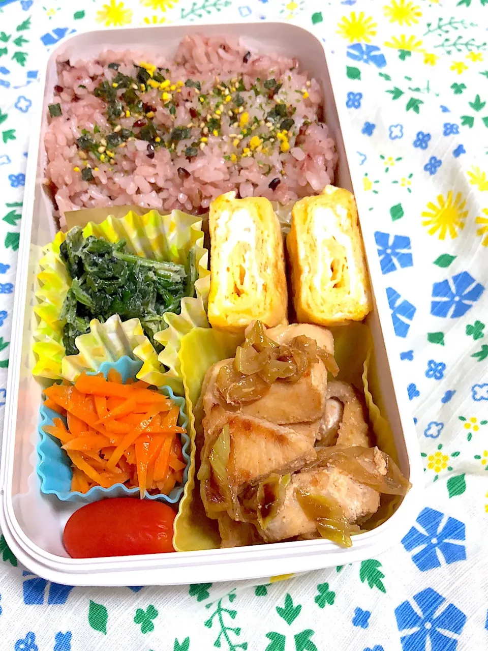 Snapdishの料理写真:8.22☆旦那弁当
ねぎ塩チキン
卵焼き
ほうれん草のごま和え
にんじんのナムル|のん∞さん