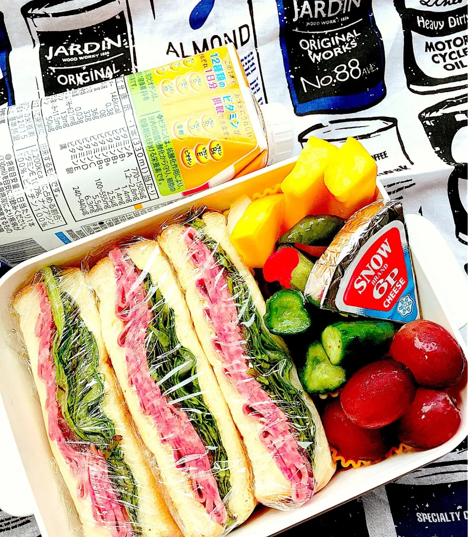 Snapdishの料理写真:#お弁当  #お父さん弁当  #メンズ弁当  #お弁当じまん  #サンドイッチ弁当  #ハムサンド  #萌え断サンドイッチ  #胡瓜の漬物  #コリンキーピクルス  #野菜たっぷり  #デザートはベニバラード  #山形のぶどう  #夏野菜|Blueberry🫐さん