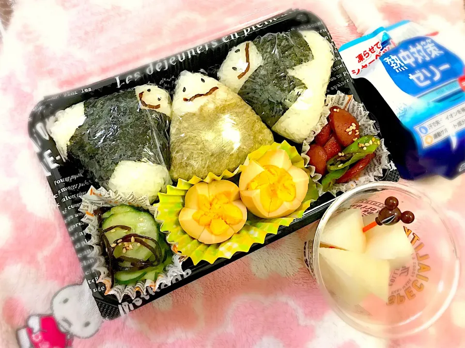 【おにぎりボーイズ】弁当〜唐揚げおにぎり・ツナマヨおにぎり・とろろ昆布おにぎり・ししとうソーセージ炒め・煮卵・きゅうり塩昆布和え〜
 #お弁当  #おにぎり弁当  #おにぎり  #キャラ弁|華恋さん