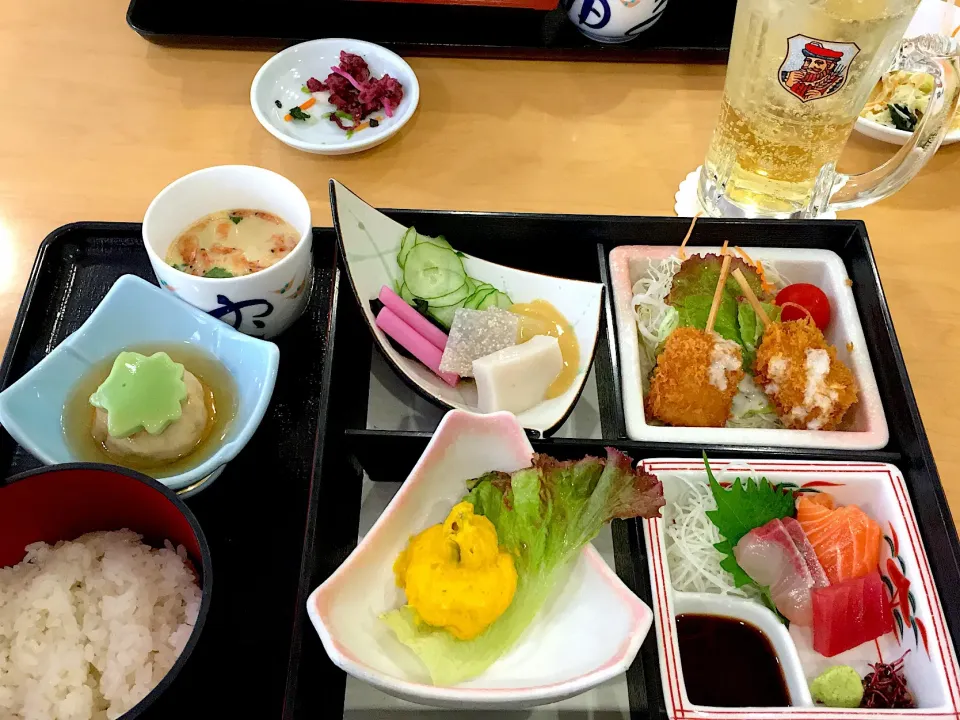 Snapdishの料理写真:夜勤明けで日帰り温泉♨️ おススメ松花堂弁当♪
ハイボール2杯目♡|かっぴーさん