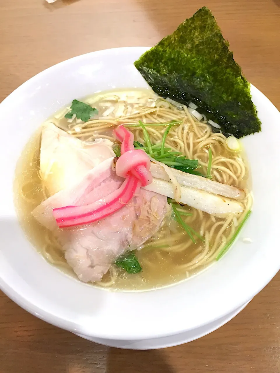 Snapdishの料理写真:さいたま新都心店限定 塩鶏そば@むぎとオリーブ（さいたま新都心）|Kazuya Miyukiさん