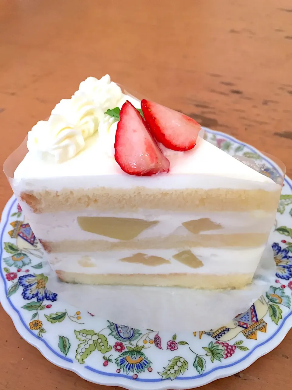 Snapdishの料理写真:季節のショートケーキ （桃）@めがねもり/おかしさん（与野）|Kazuya Miyukiさん