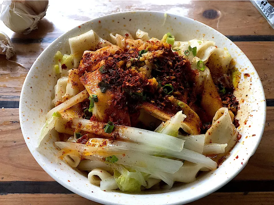 Hand-ripped noodle seared on red oil|Yangさん