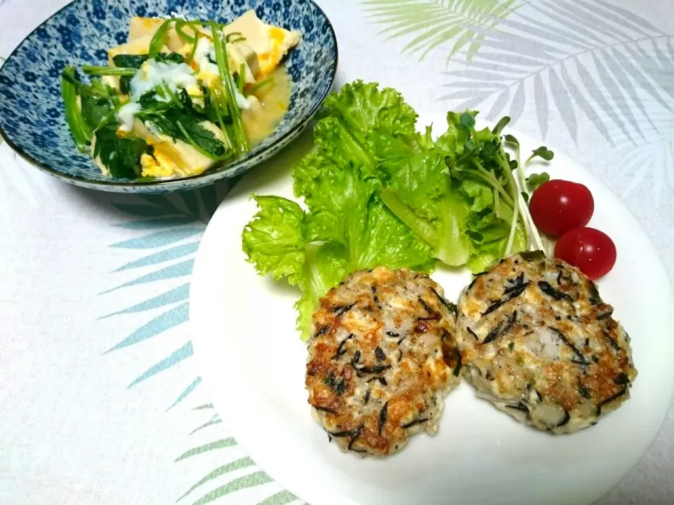 ☆今日の晩ごはん☆  豆腐ハンバーグ   高野豆腐  サラダ|hamamaさん