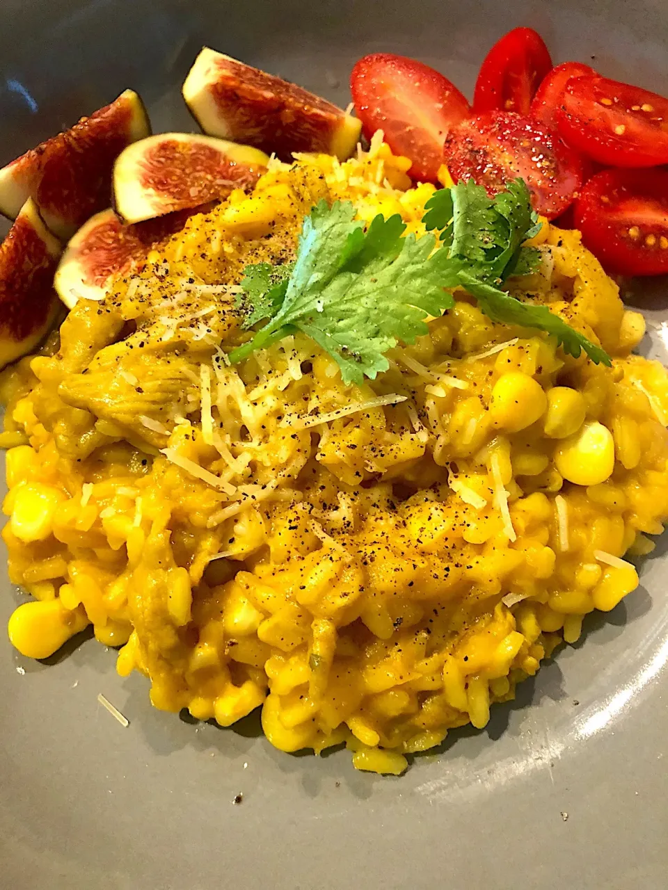 Snapdishの料理写真:Roasted Pumpkin Risotto with a side of fresh fig & cherry tomatoes.|Aunty Gさん