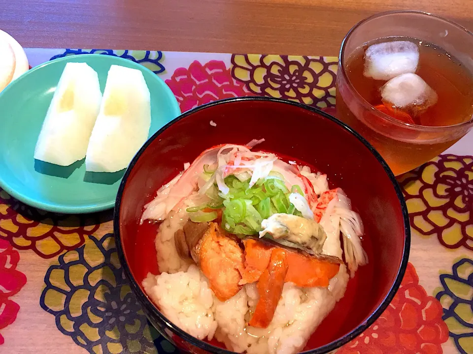 朝ごはん
シャケ茶漬け、幸水、健康茶|かよちゃんさん