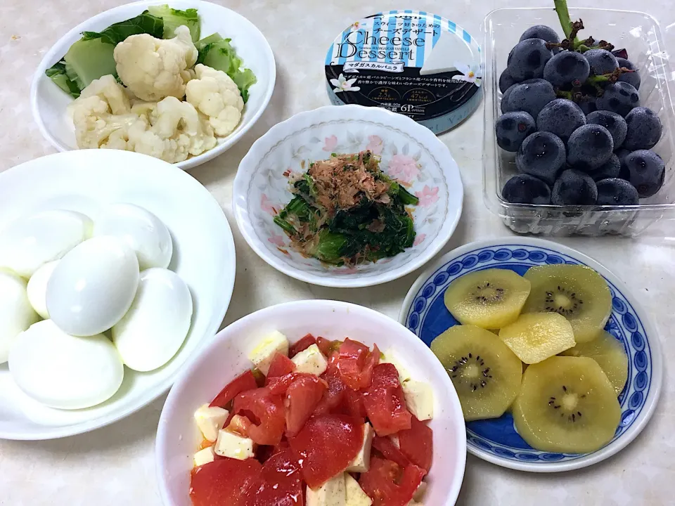 朝食たち🍅🧀🥚🥝🍇|aさん