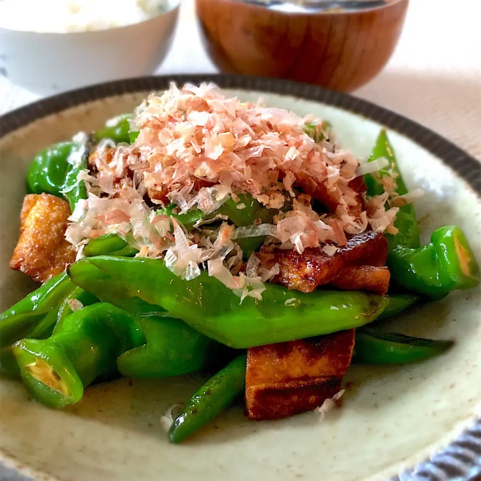 京都産万願寺とうがらしと油揚げの甘辛炒め😋|あしゃぱんさん