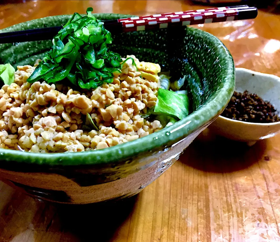 ひきわり納豆二パックをのせて🍜ぶっかけうどん   自家製実山椒の佃煮を添えて。|keikoさん