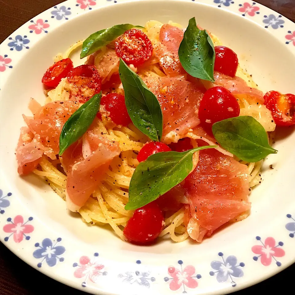 トマトと生ハムの冷製パスタ♡|まゆかさん