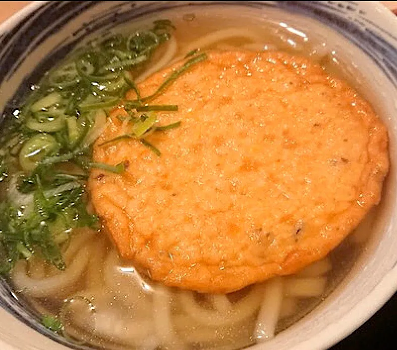 Snapdishの料理写真:福岡のうどんは美味しゅう御座いますわ😄朝ごはんは、福岡空港で丸天うどん🍀羽田に到着したけど台風の影響で飛行機延着したからお昼食べる時間あるかなぁ？|にゃあ（芸名）さん