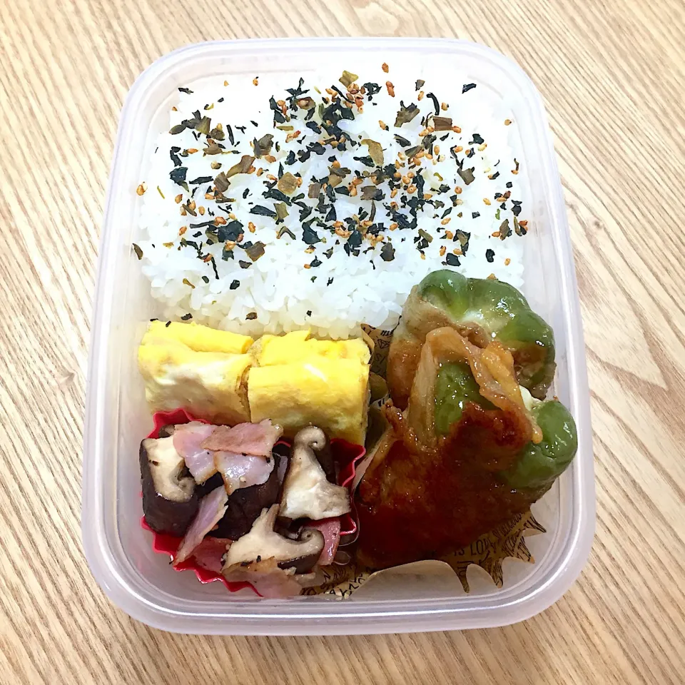 Snapdishの料理写真:木曜日の旦那さんのお弁当☺︎ #お弁当記録  #しいたけとベーコン炒め #ピーマンとチーズの豚肉巻き|むさけんさん