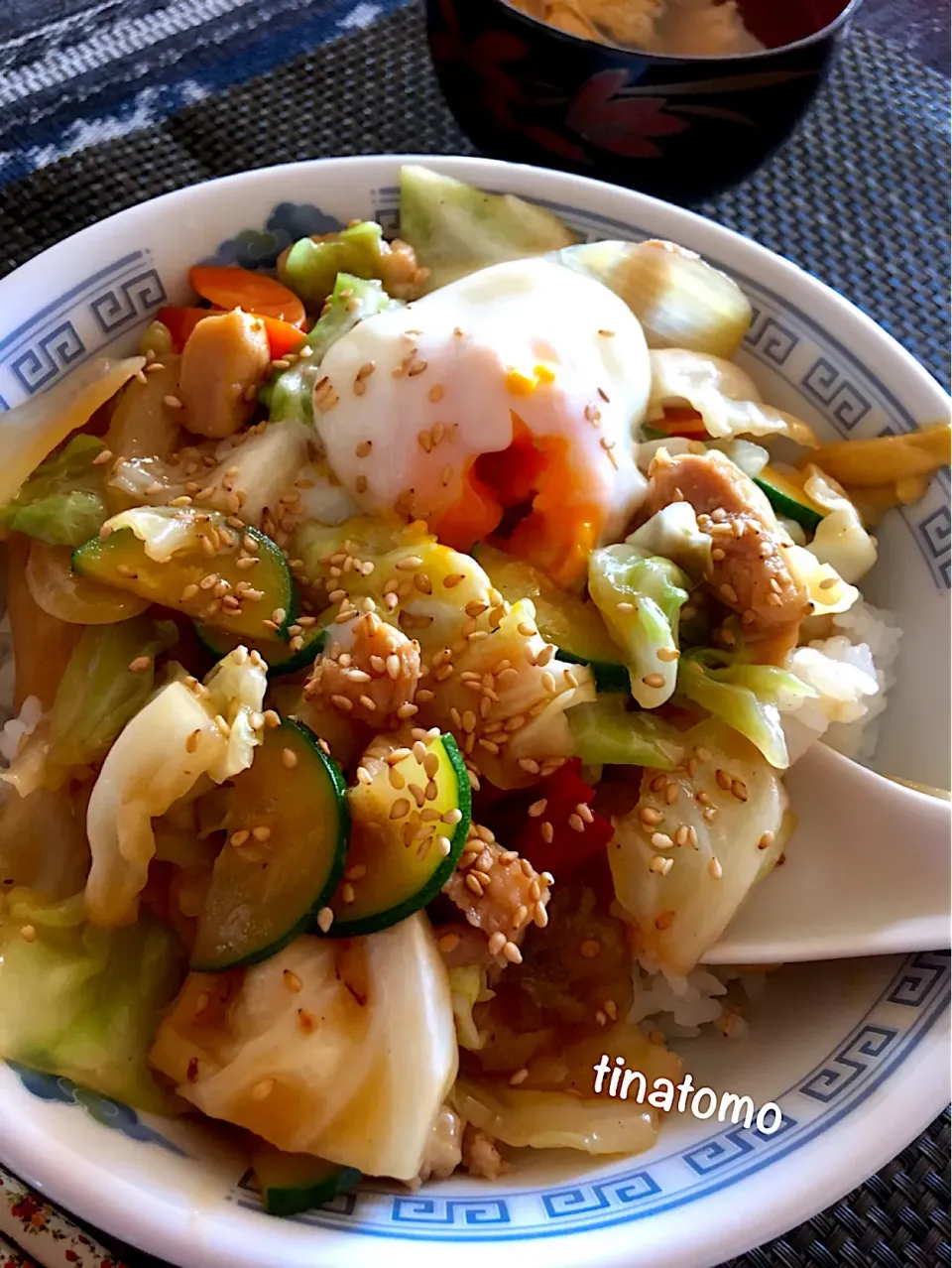 あり合わせ冷蔵庫のお野菜と鶏もも肉の中華丼🕺|Tina Tomoko😋さん