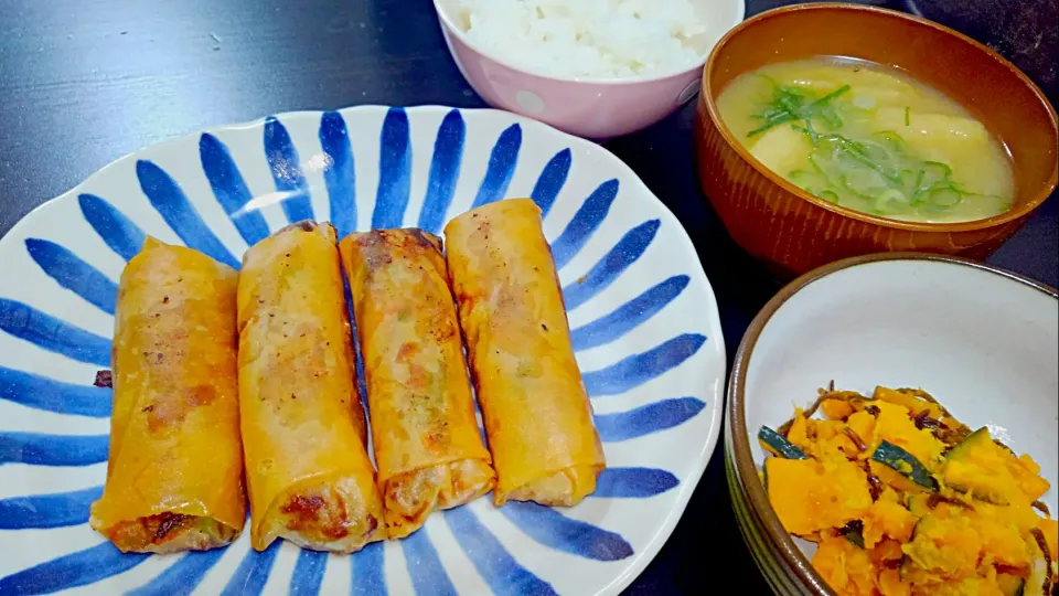 揚げ春巻き　かぼちゃとツナの塩昆布和え　なめこと油揚げのお味噌汁|いとりんさん