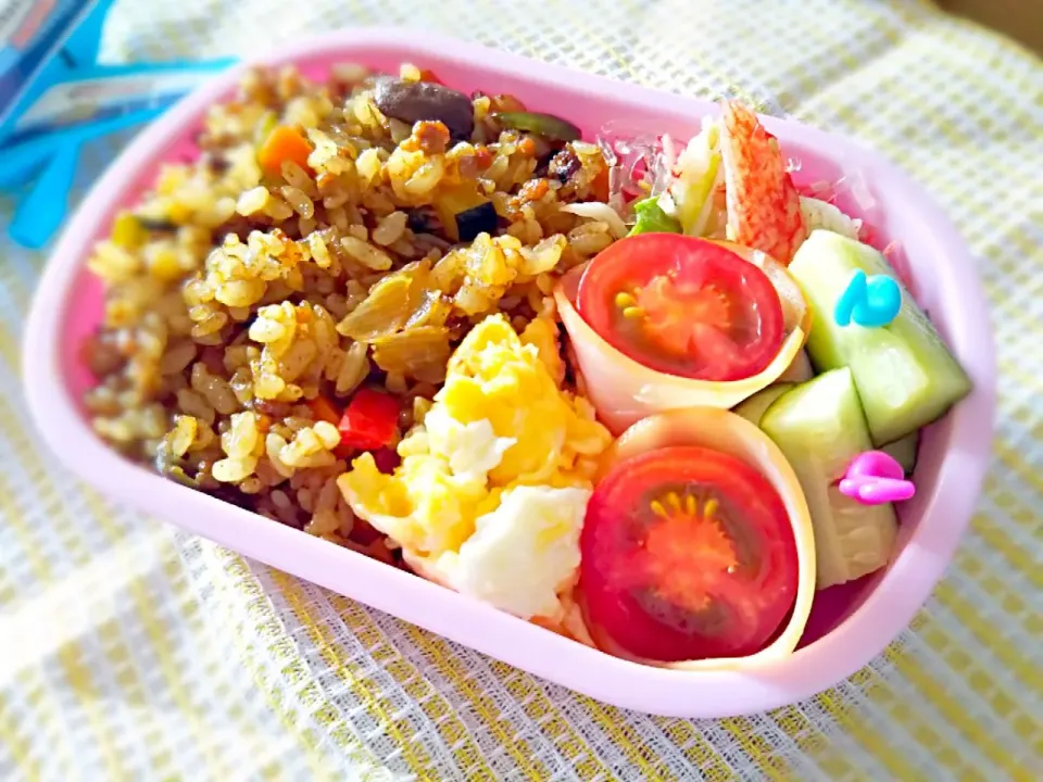 ドライカレー弁当🍛ハムとミニトマトのお花🌸添え|まきごろうさん