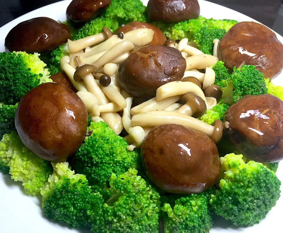 Broccoli stir fry with assorted mushroom|Jenさん