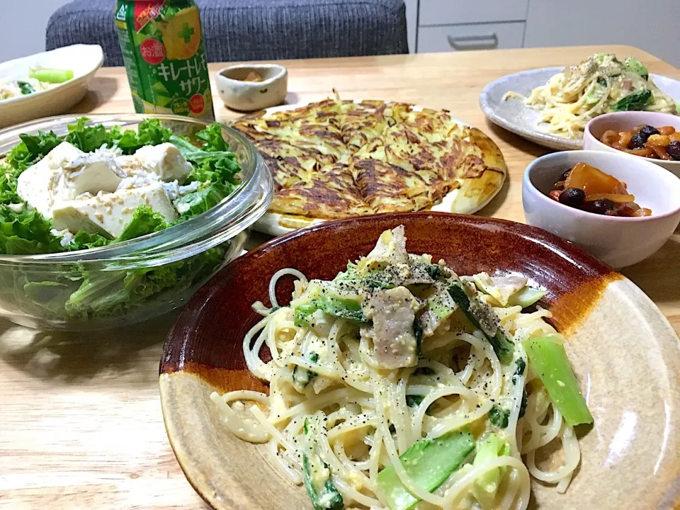 Snapdishの料理写真:具沢山カルボナーラ❤️ジャガイモのパリパリ焼き❤️チリコンカン❤️お豆腐とジャコのサラダ🥗をキレートレモンで戴く晩ごはん〜ウンマ ィ ＞(◎´ω`)９""|さくたえさん