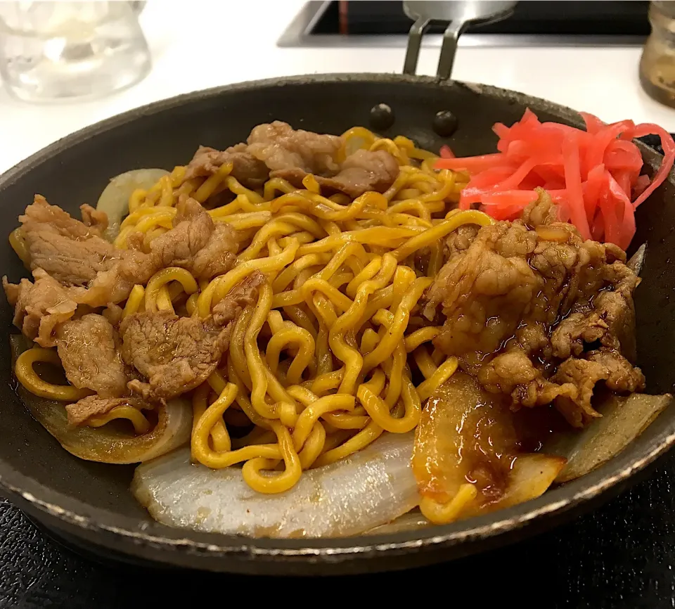 あまりにも不味くてびっくりです。
吉野家のカルビ焼きそば。牛丼の肉が3枚入って280円とは(*_*)しかも焼きそばの香ばしさゼロ。店の人は食べたことないと思う。不味いよ。|ぽんたさん