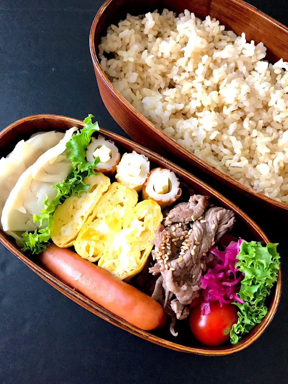 お弁当。牛肉しぐれ煮、卵焼き、チーズイン竹輪、餃子、ウインナー、紫キャベツマリネ|中川悦子さん