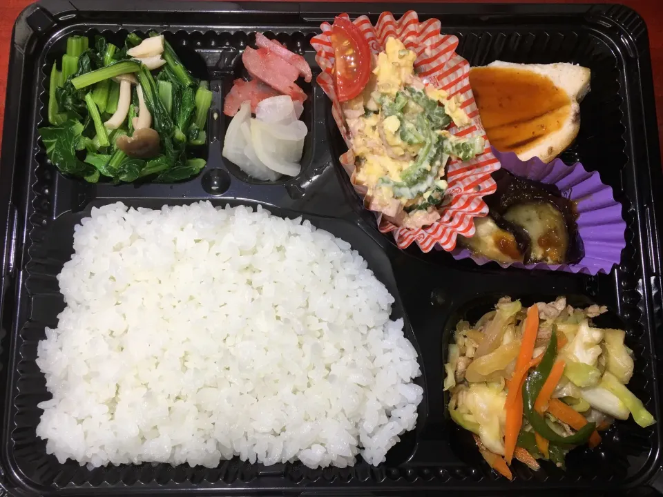 Snapdishの料理写真:野菜たっぷり豚肉豚肉の生姜焼き 日替わり宅配弁当 豊川市豊橋市一部エリア配達|Naokazu Kuritaさん