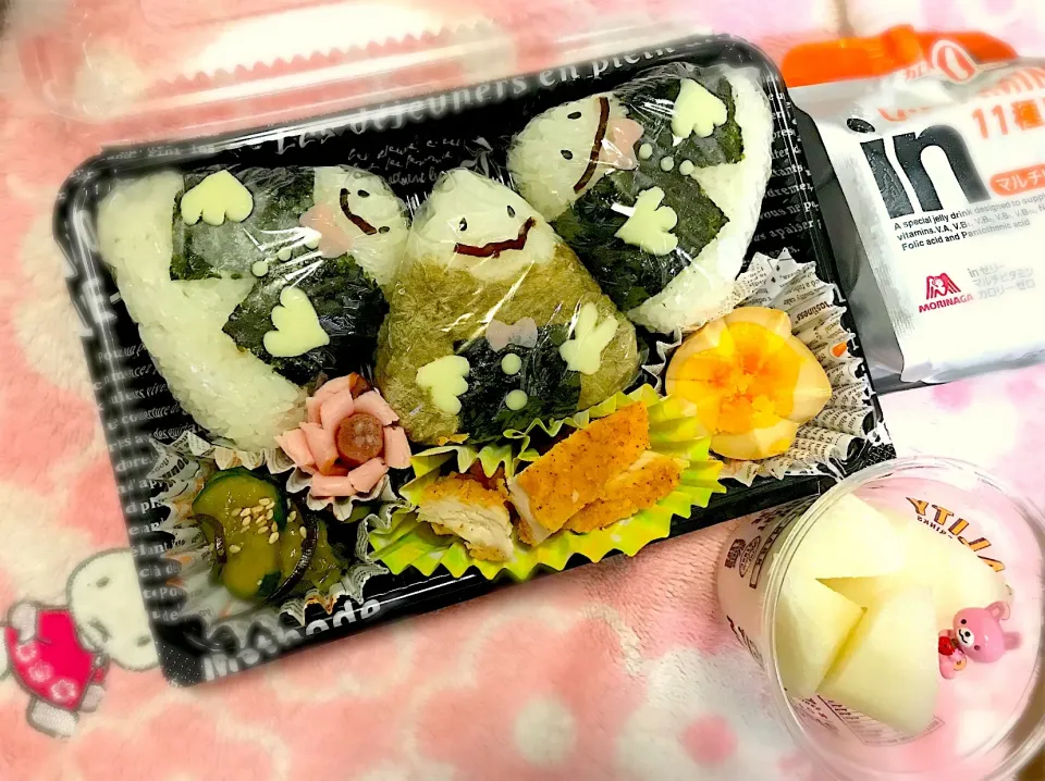 【おにぎりトリオ】弁当〜唐揚げおにぎり・手作りQちゃんおにぎり・とろろ昆布おにぎり・煮卵・鶏唐揚げ・きゅうり塩昆布和え〜
 #お弁当  #おにぎり弁当  #おにぎり  #キャラ弁|華恋さん