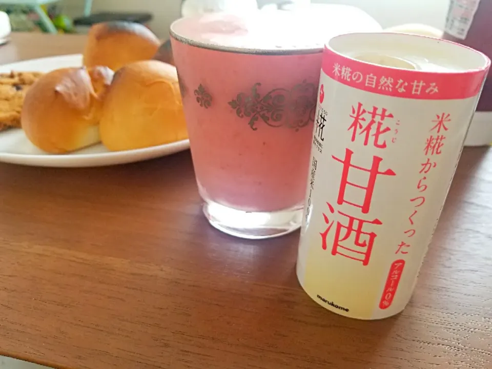 Snapdishの料理写真:甘酒でイチゴスムージー🍓|chaiさん