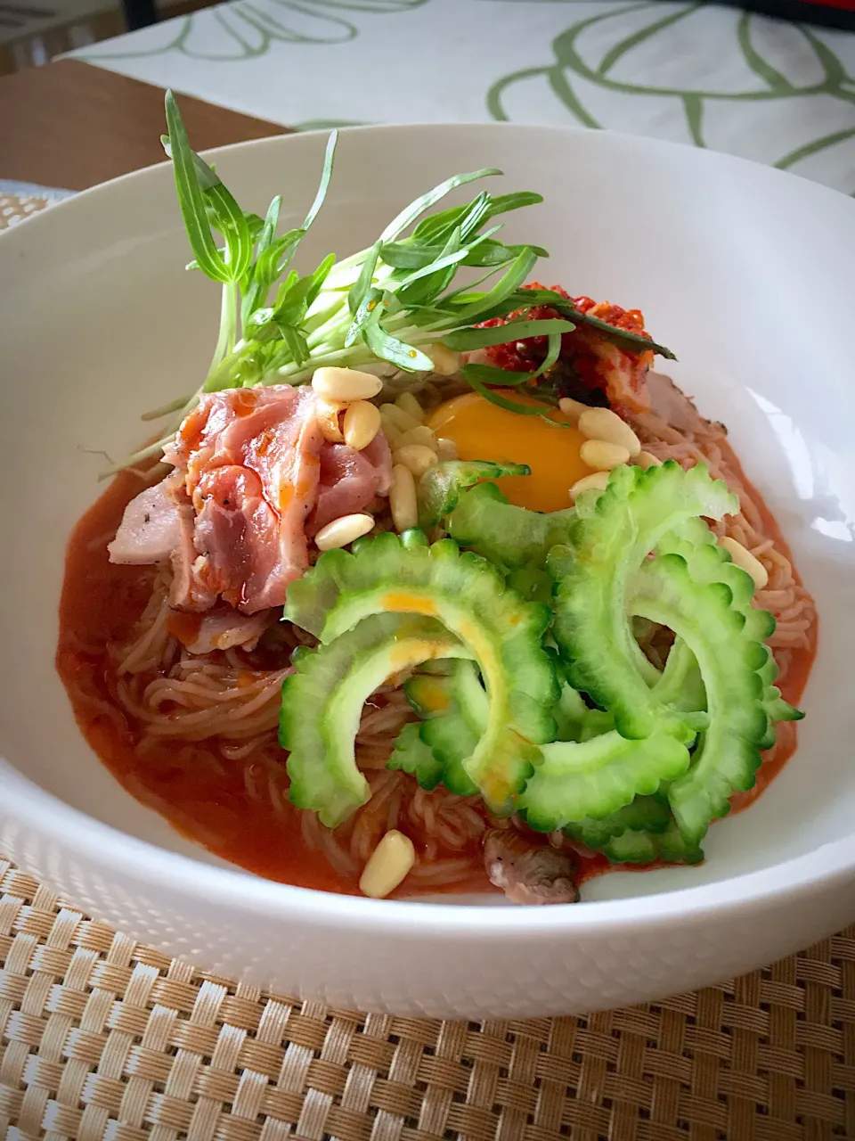 ビビン冷麺🇰🇷                                                 鶏のたたき.キムチ.松の実.卵黄.ゴーヤ.空芯菜スプラウトのせ🌿#韓国冷麺|🌿ぴぴさん